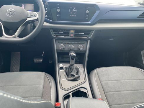 Used 2022 Volkswagen Taos SE w/ Panoramic Sunroof Package image 11