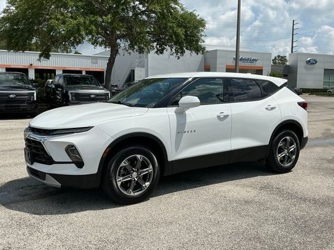 Used 2025 Chevrolet Blazer LT FWD image 2