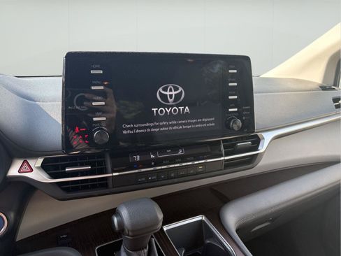 Used 2022 Toyota Sienna LE AWD/4WD image 9