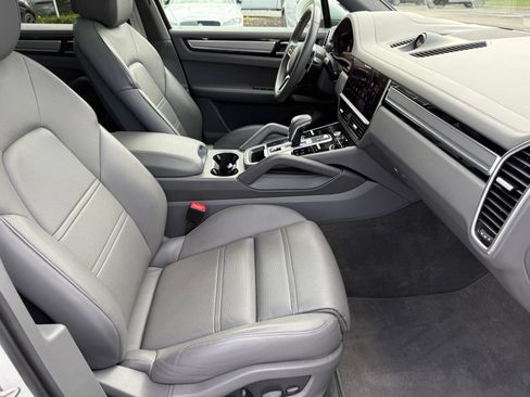 Used 2023 Porsche Cayenne Platinum Edition AWD/4WD image 30