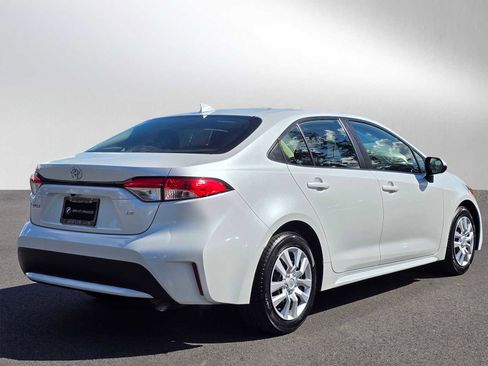 Used 2022 Toyota Corolla LE FWD image 3