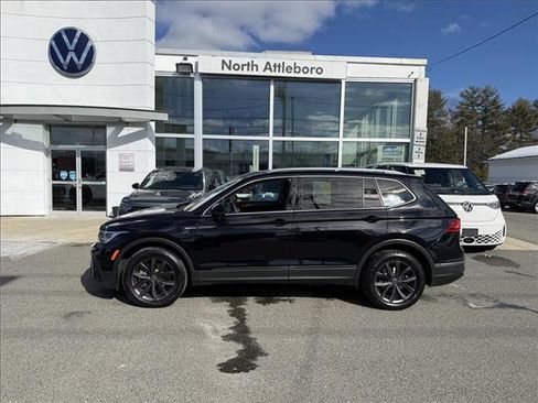 Certified 2022 Volkswagen Tiguan SE w/ Panoramic Sunroof Package AWD/4WD image 3