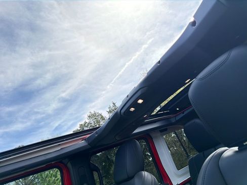 Used 2024 Jeep Wrangler Unlimited Rubicon w/ Technology Group image 12