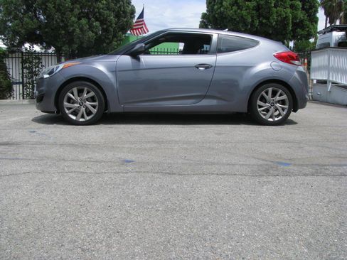 Used 2016 Hyundai Veloster FWD image 1