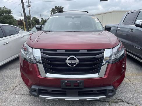 Used 2023 Nissan Pathfinder SL AWD/4WD image 2