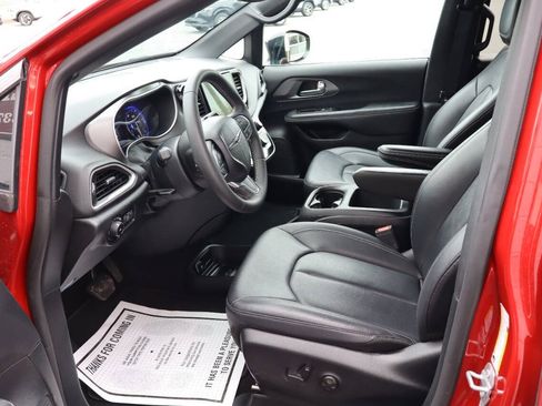 Used 2025 Chrysler Pacifica Select FWD image 6
