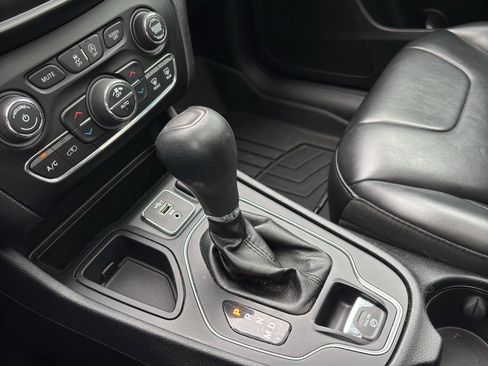 Used 2019 Jeep Cherokee Latitude Plus w/ Comfort/Convenience Group FWD image 24