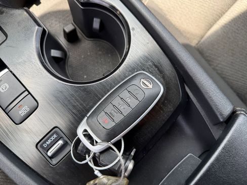 Used 2025 Nissan Rogue SV FWD image 27