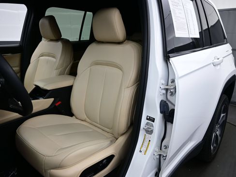 Used 2023 Jeep Grand Cherokee Limited AWD/4WD image 12