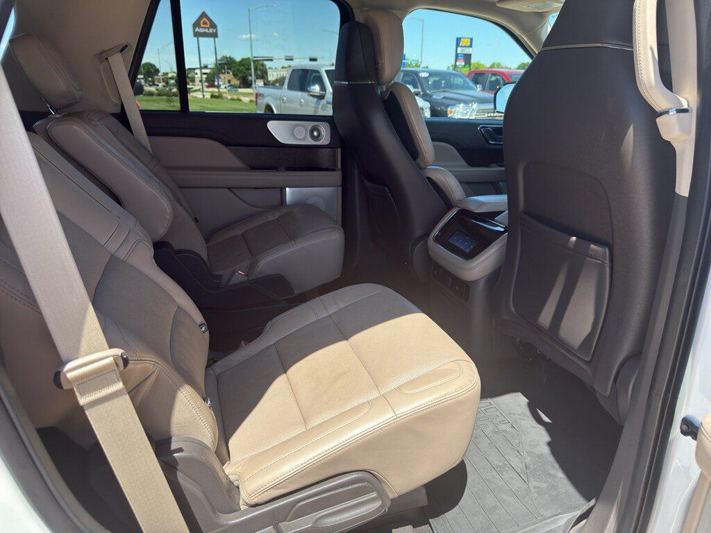 Used 2022 Lincoln Navigator Reserve AWD/4WD image 7