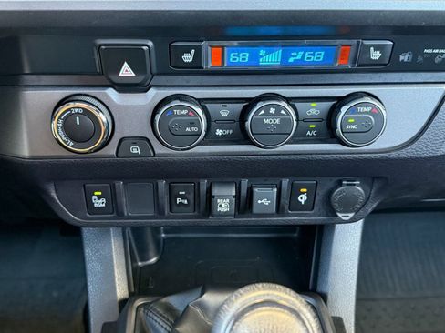 Used 2022 Toyota Tacoma TRD Off-Road w/ TRD Premium Off Road Package AWD/4WD image 21