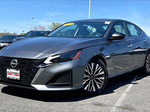 Used 2024 Nissan Altima 2.5 SV image 1