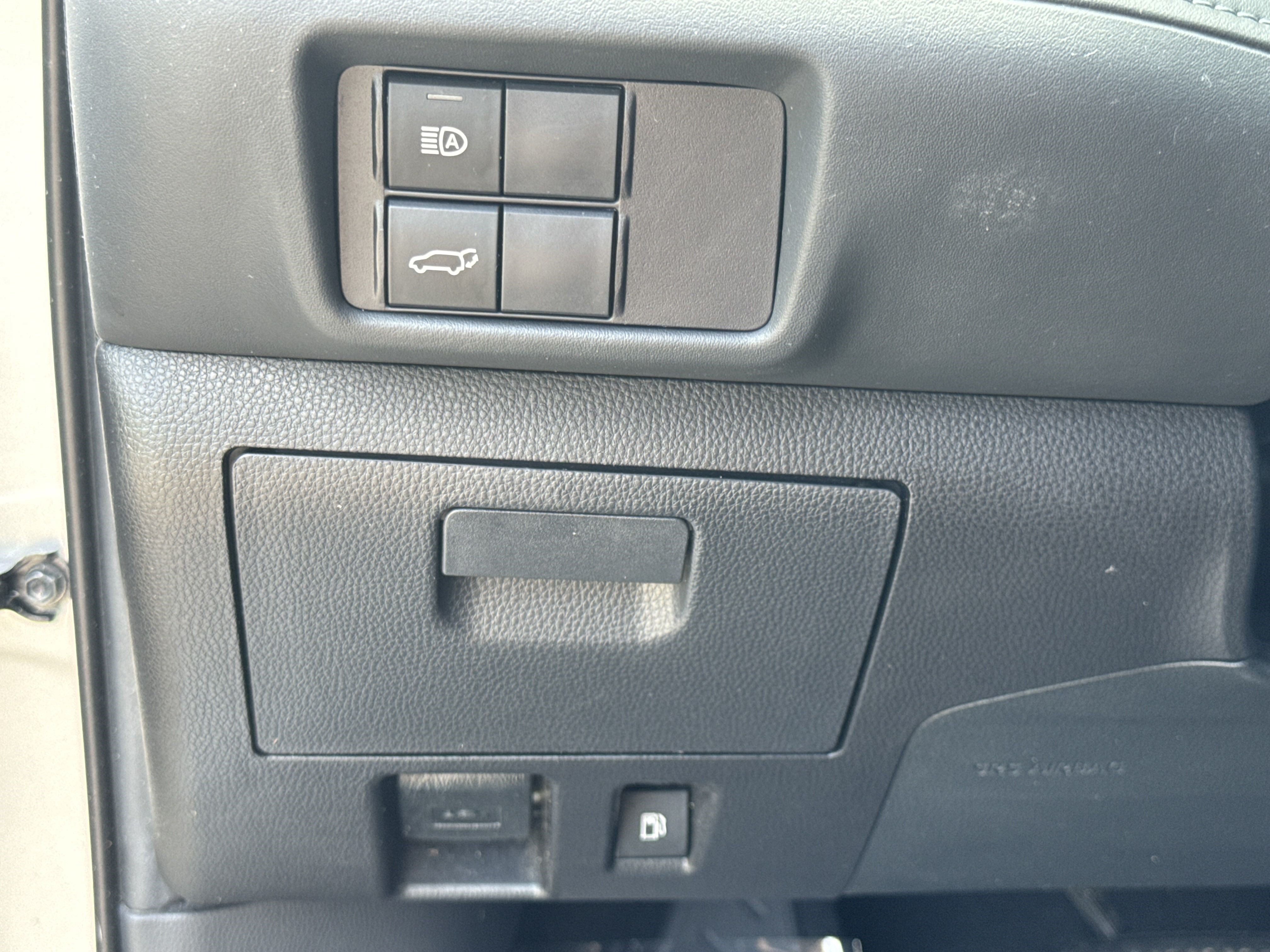 Used 2020 Toyota Highlander LE FWD image 35