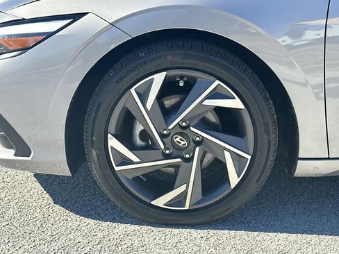 Used 2024 Hyundai Elantra Limited image 11