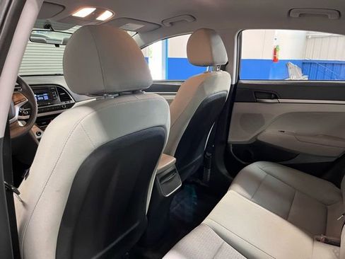 Used 2017 Hyundai Elantra SE image 18