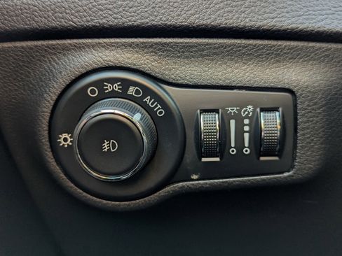 Used 2019 Jeep Compass Latitude image 14