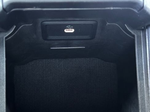 Used 2025 Mercedes-Benz GLC 350e 4MATIC image 36