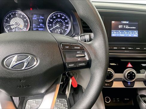 Used 2019 Hyundai Elantra SE image 18