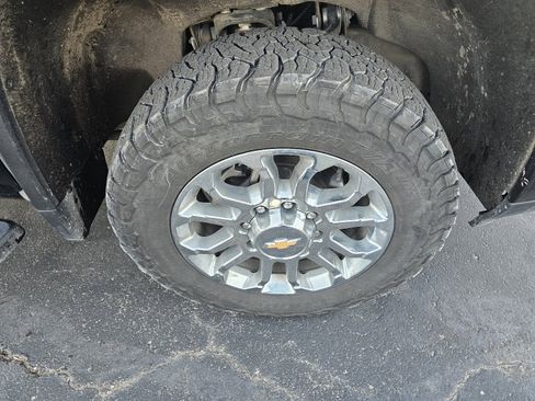 Used 2024 Chevrolet Silverado 2500 LTZ w/ LTZ Plus Package image 9