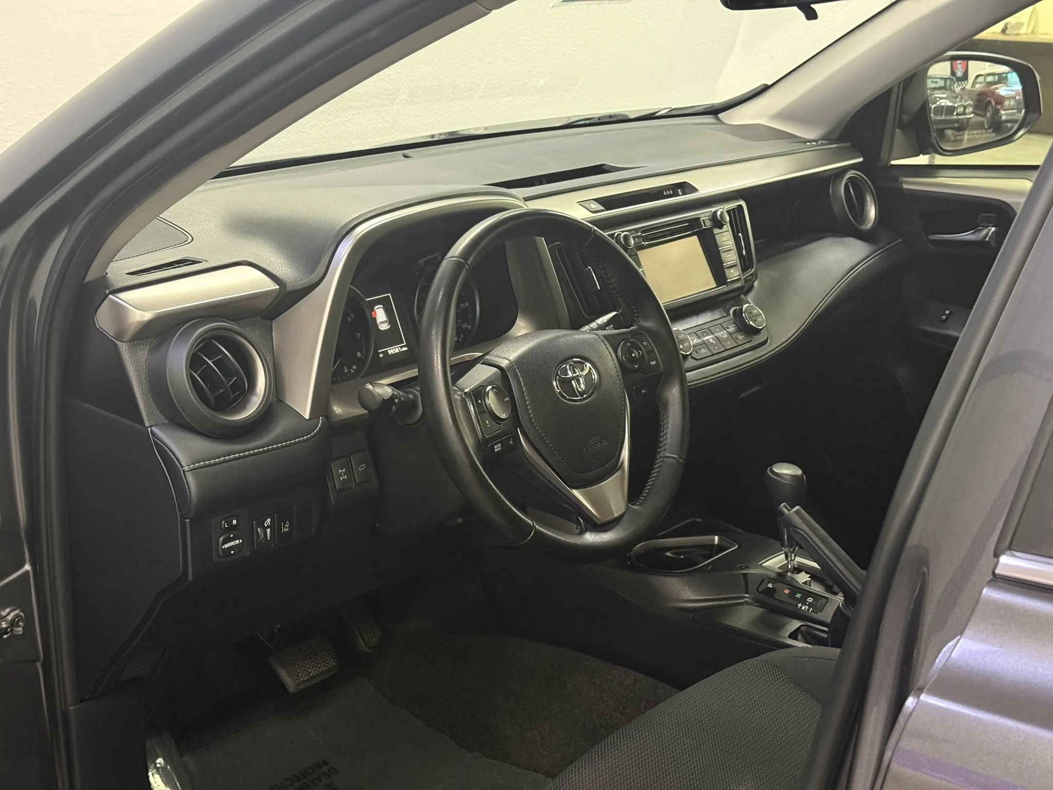 Used 2018 Toyota RAV4 XLE AWD/4WD image 10