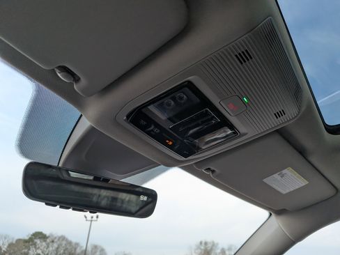 Used 2025 Volkswagen Atlas SE w/ Panoramic Sunroof Package image 31