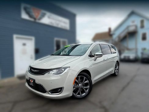 Used 2019 Chrysler Pacifica Limited w/ Tire & Wheel Group FWD image 1