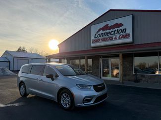 Used 2024 Chrysler Pacifica Touring-L video 1