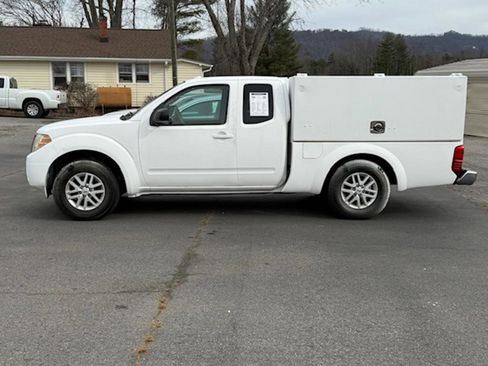 Used 2015 Nissan Frontier SV image 2