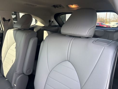 Used 2025 Toyota Highlander XLE image 5