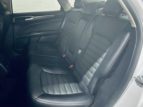 Used 2018 Ford Fusion SE w/ Fusion SE Technology Package FWD image 18