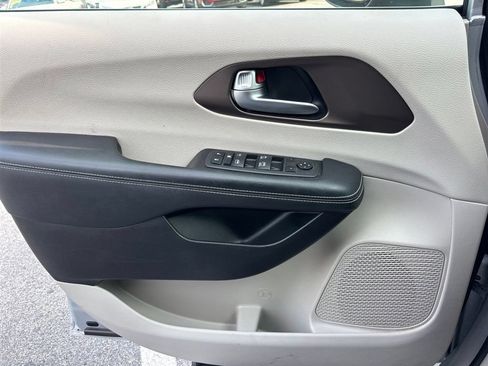 Used 2022 Chrysler Voyager LX FWD image 10