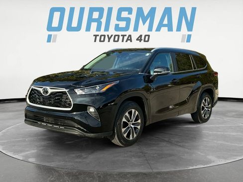 Used 2023 Toyota Highlander XLE image 3