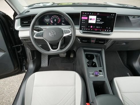 Certified 2025 Volkswagen Tiguan SE AWD/4WD image 21