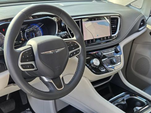 Used 2024 Chrysler Pacifica Limited FWD image 9