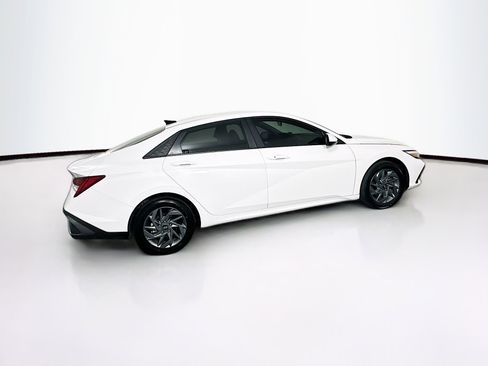 Used 2025 Hyundai Elantra Blue image 10