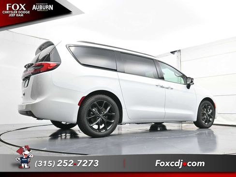 New 2026 Chrysler Pacifica Select image 21