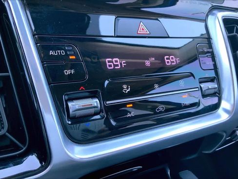 Used 2023 Kia Sorento SX image 28