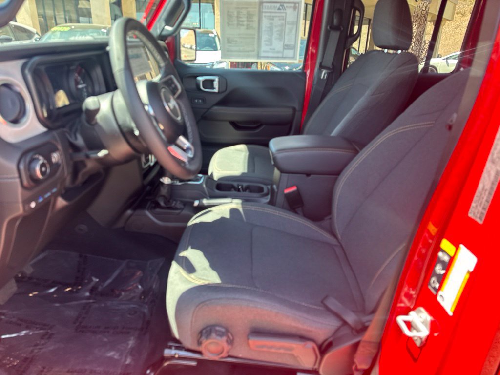 Used 2025 Jeep Wrangler Unlimited Sahara w/ Safety Group AWD/4WD image 12