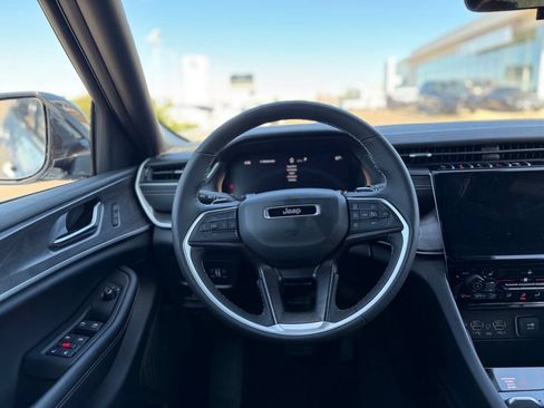 Used 2025 Jeep Grand Cherokee Limited AWD/4WD image 24