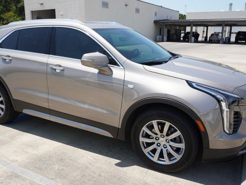 Used 2022 Cadillac XT4 Premium Luxury w/ Enhanced Visibility Package FWD image 4