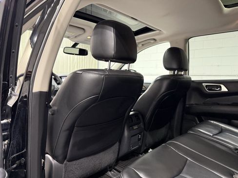 Used 2017 Nissan Pathfinder Platinum image 17
