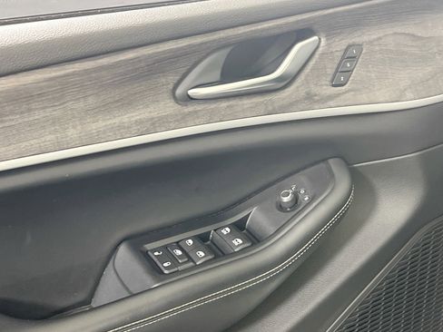 Used 2023 Jeep Grand Cherokee Limited image 16