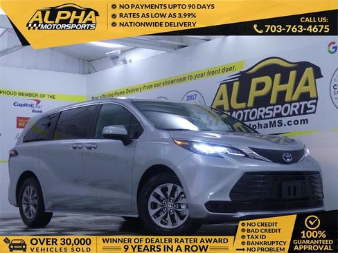 Used 2025 Toyota Sienna LE image 1