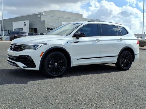 Certified 2022 Volkswagen Tiguan SE R-Line image 3