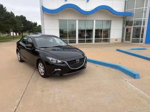 Used 2016 MAZDA MAZDA3 i Sport FWD image 2