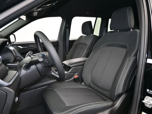 Used 2025 Jeep Grand Cherokee Laredo image 10