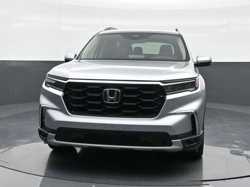 Used 2025 Honda Pilot Touring image 6