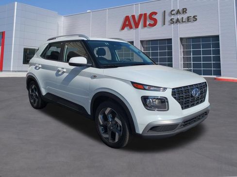 Used 2025 Hyundai Venue SEL FWD image 3