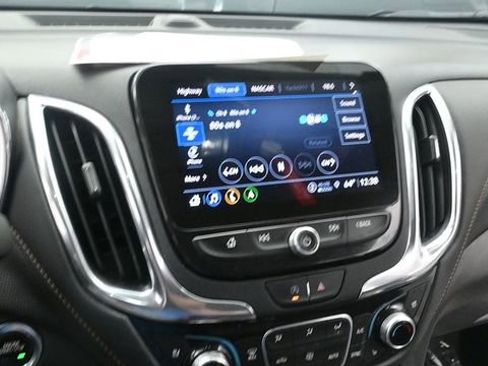 Used 2022 Chevrolet Equinox Premier AWD/4WD image 18