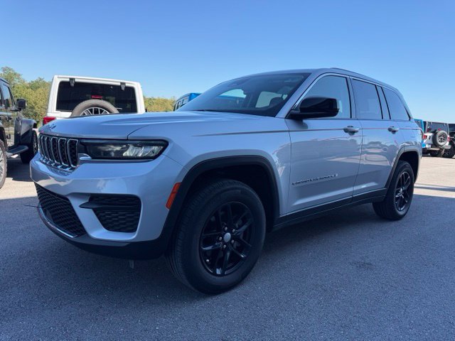 Used 2024 Jeep Grand Cherokee Laredo X AWD/4WD image 7